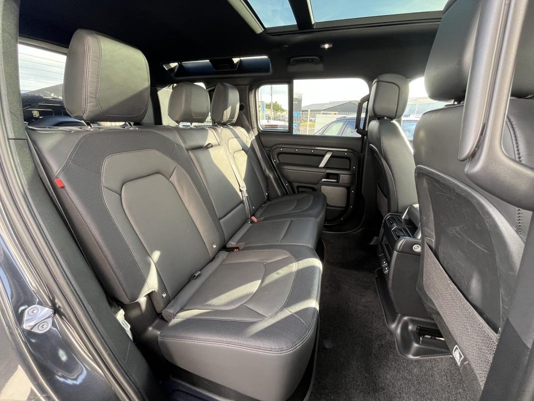 Land Rover Defender - Photo 12