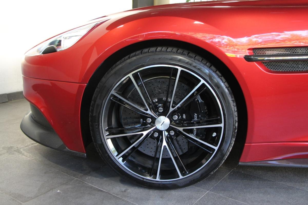 Aston Martin Vanquish - Photo 11