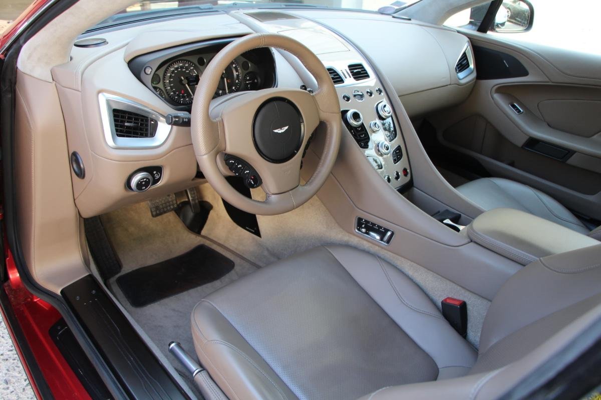 Aston Martin Vanquish - Photo 12