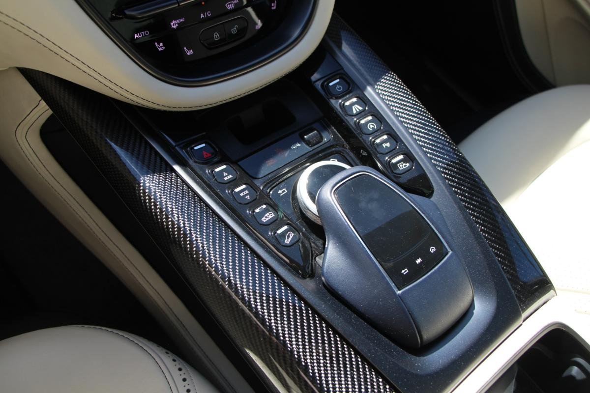 Aston Martin DBX - Photo 17