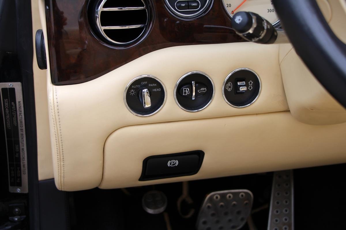 Bentley Azure - Photo 14