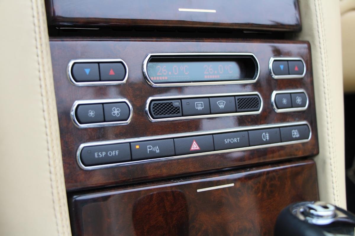 Bentley Azure - Photo 18