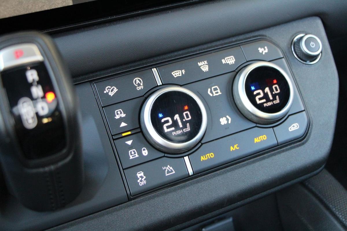 Land Rover Defender - Photo 17