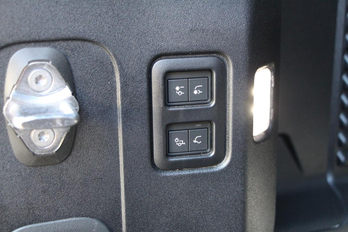 Land Rover Defender - Photo 24