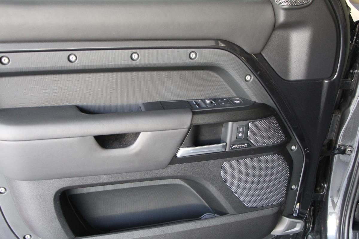 Land Rover Defender - Photo 10