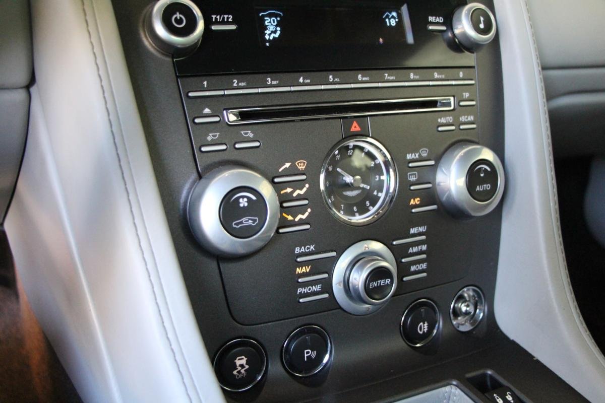 Aston Martin Vantage - Photo 12