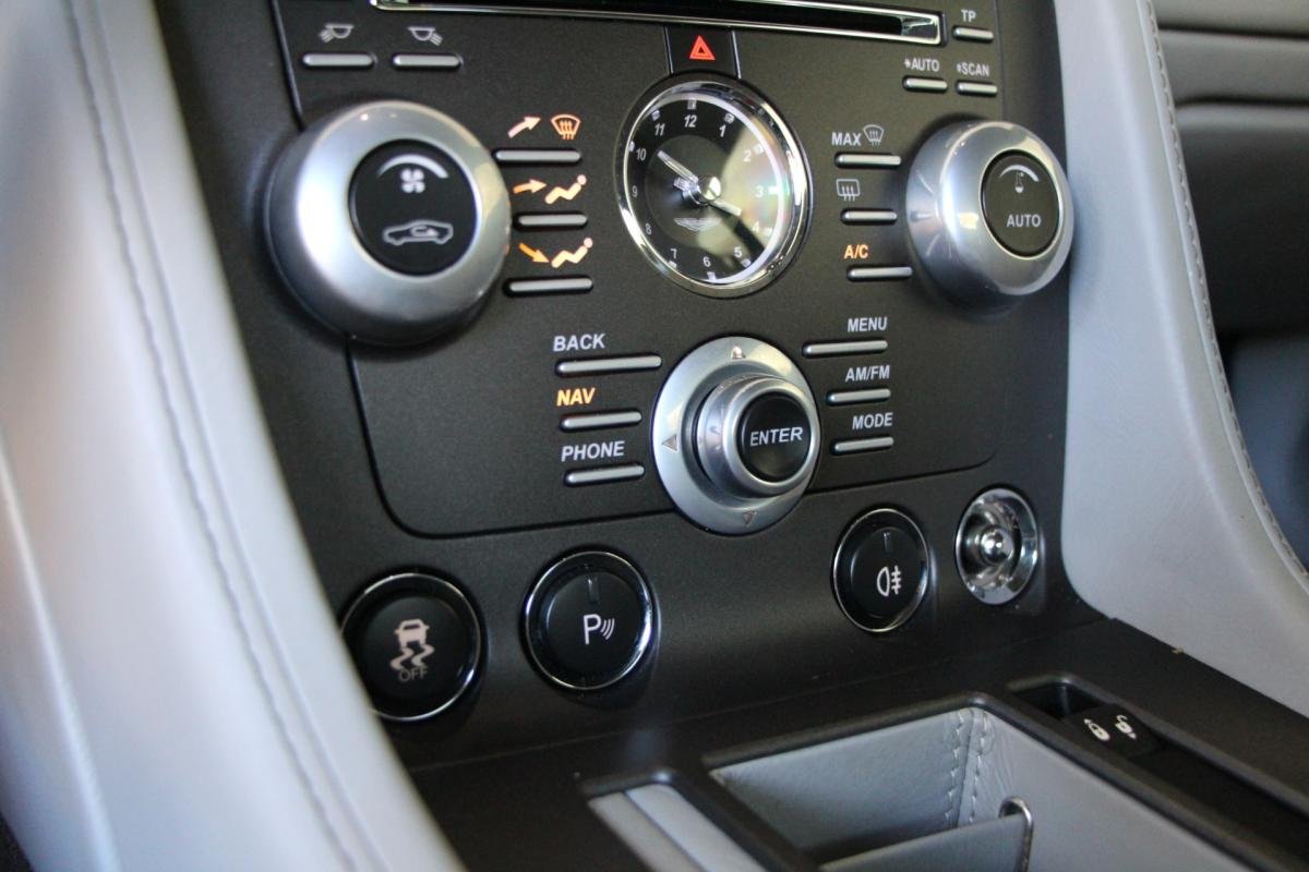 Aston Martin Vantage - Photo 13