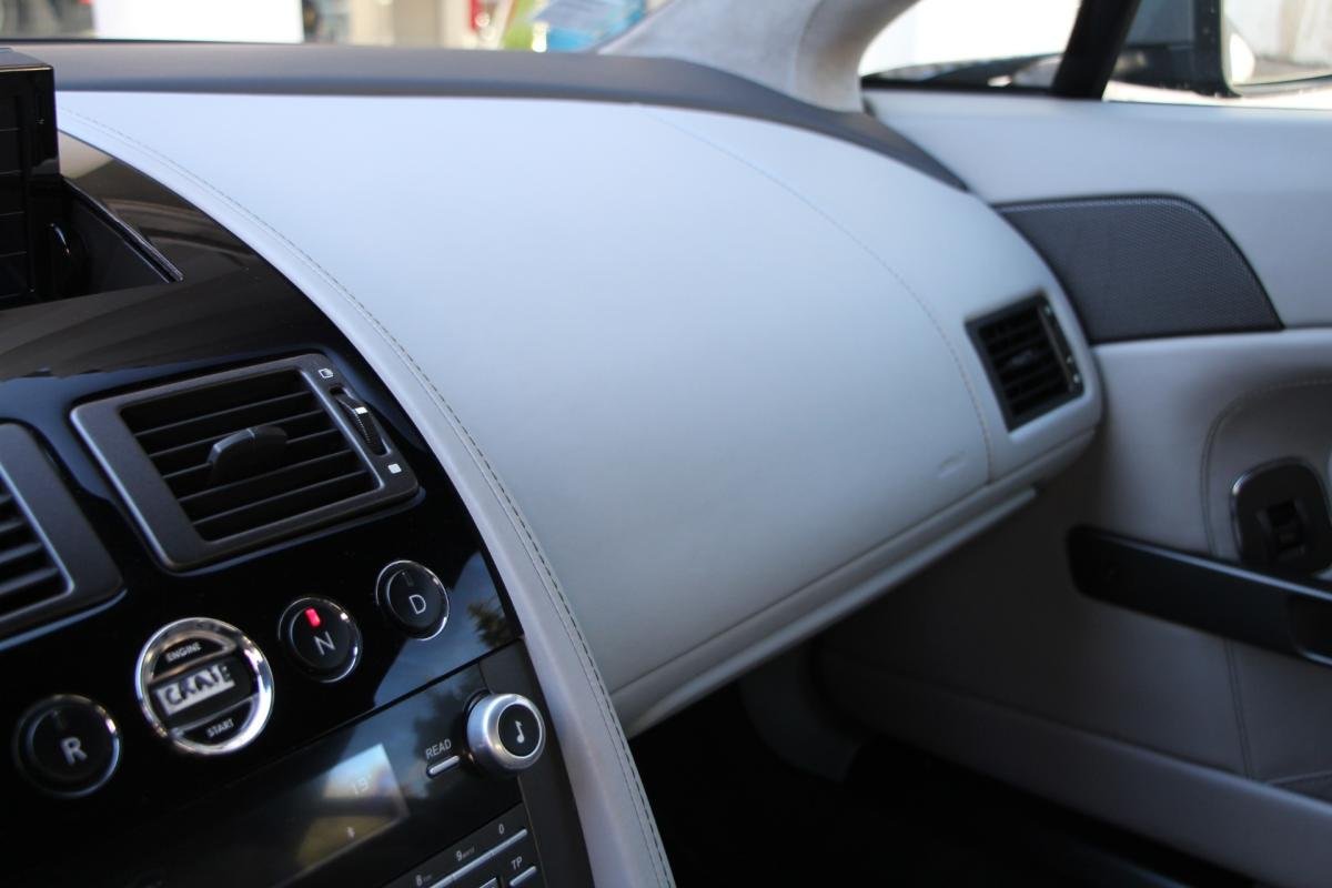 Aston Martin Vantage - Photo 21