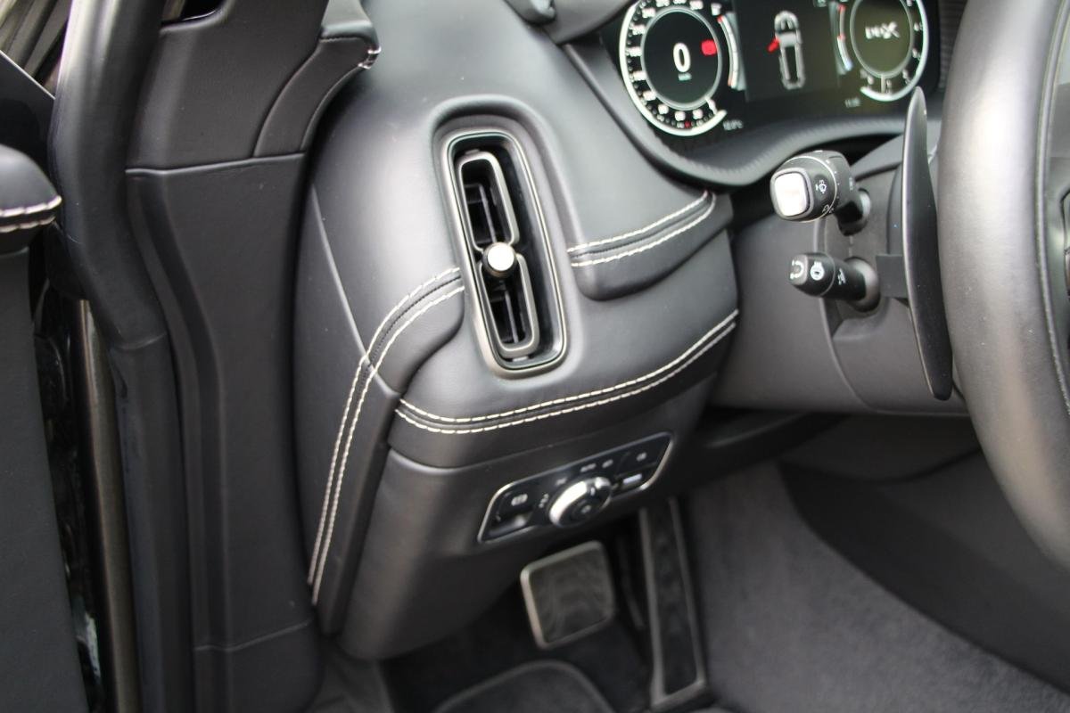 Aston Martin DBX - Photo 20