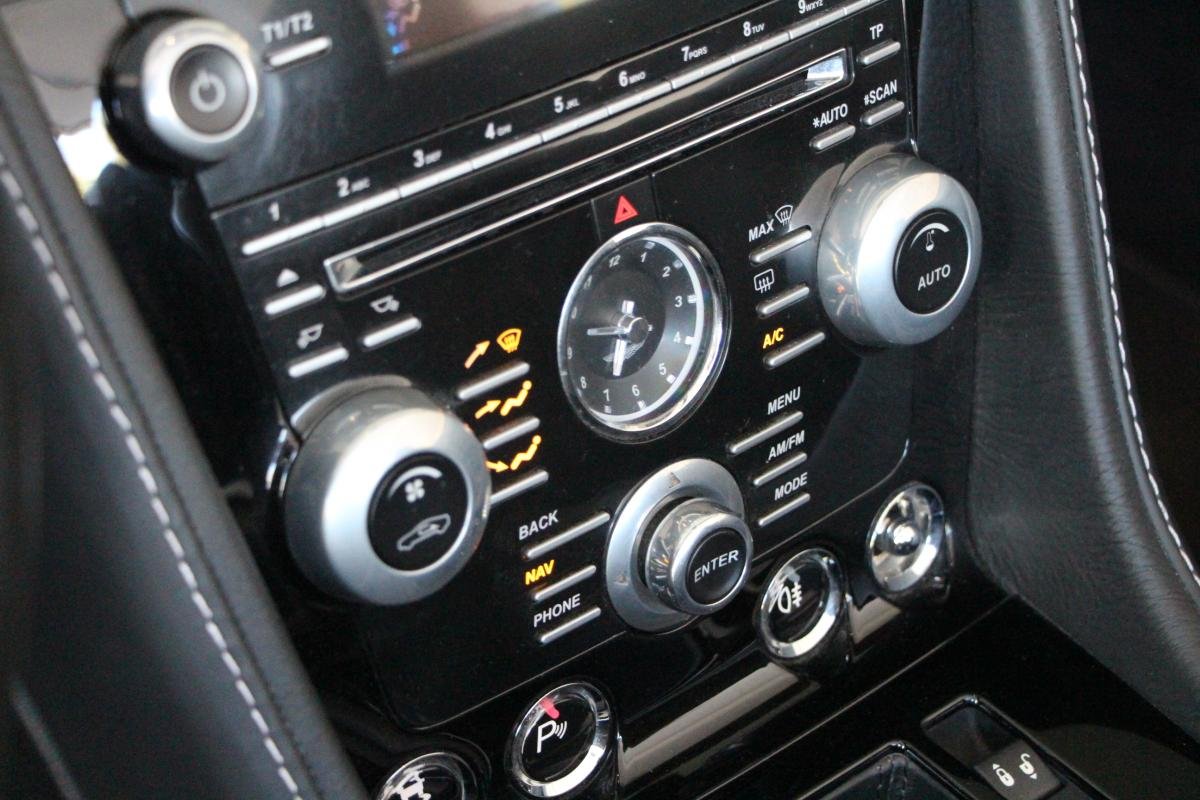 Aston Martin V8 Vantage - Photo 11