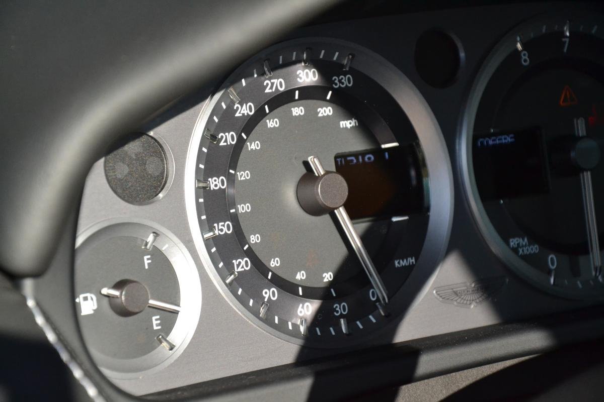 Aston Martin Vantage - Photo 23