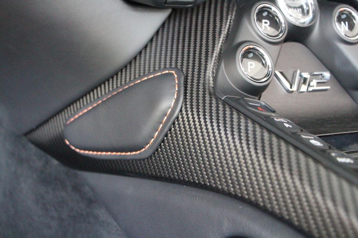 Aston Martin V12 Vantage - Photo 21