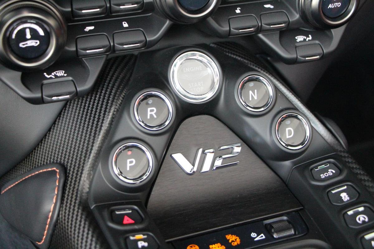 Aston Martin V12 Vantage - Photo 22