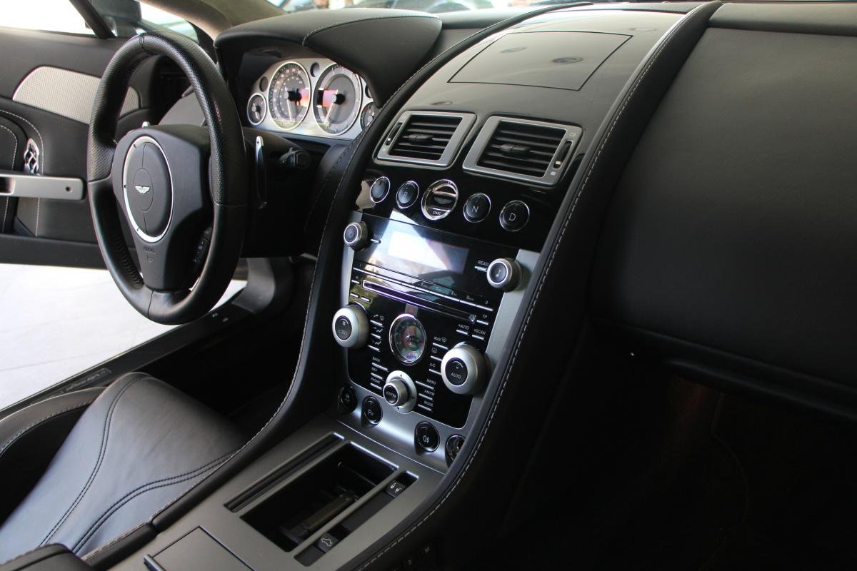 Aston Martin V8 Vantage - Photo 16