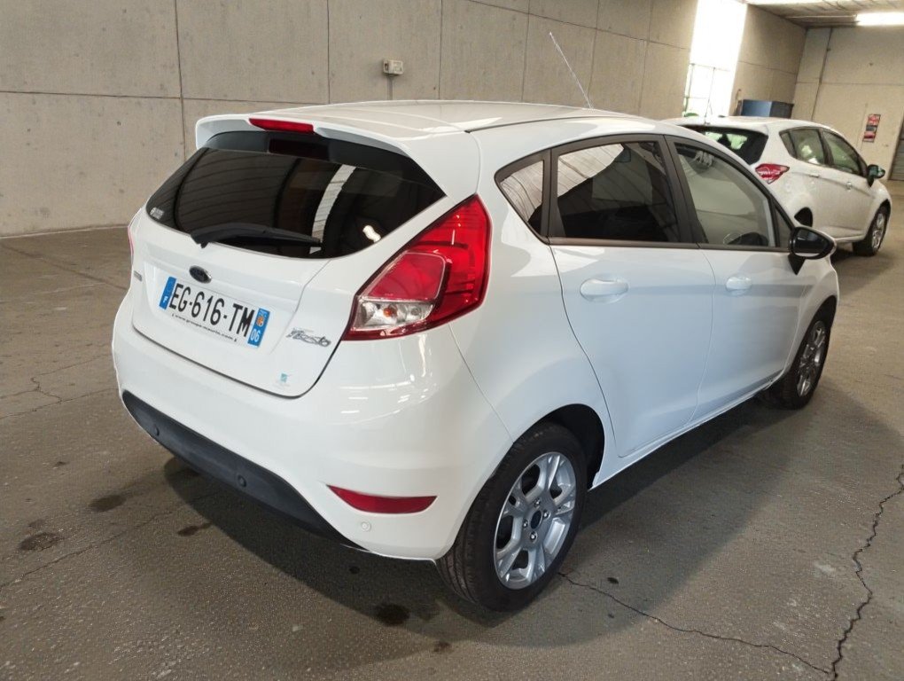 Ford Fiesta - Photo 2
