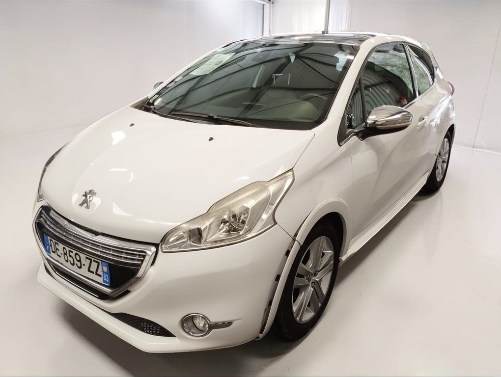 Peugeot 208 - Photo 1
