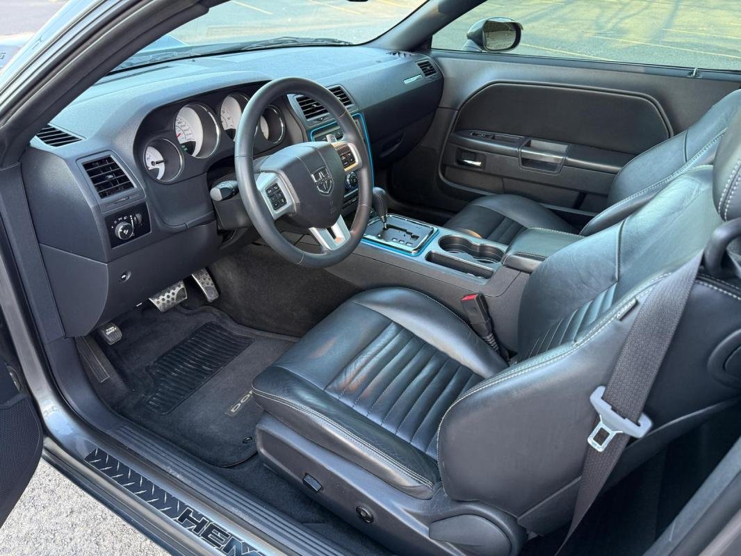 Dodge Challenger - Photo 8