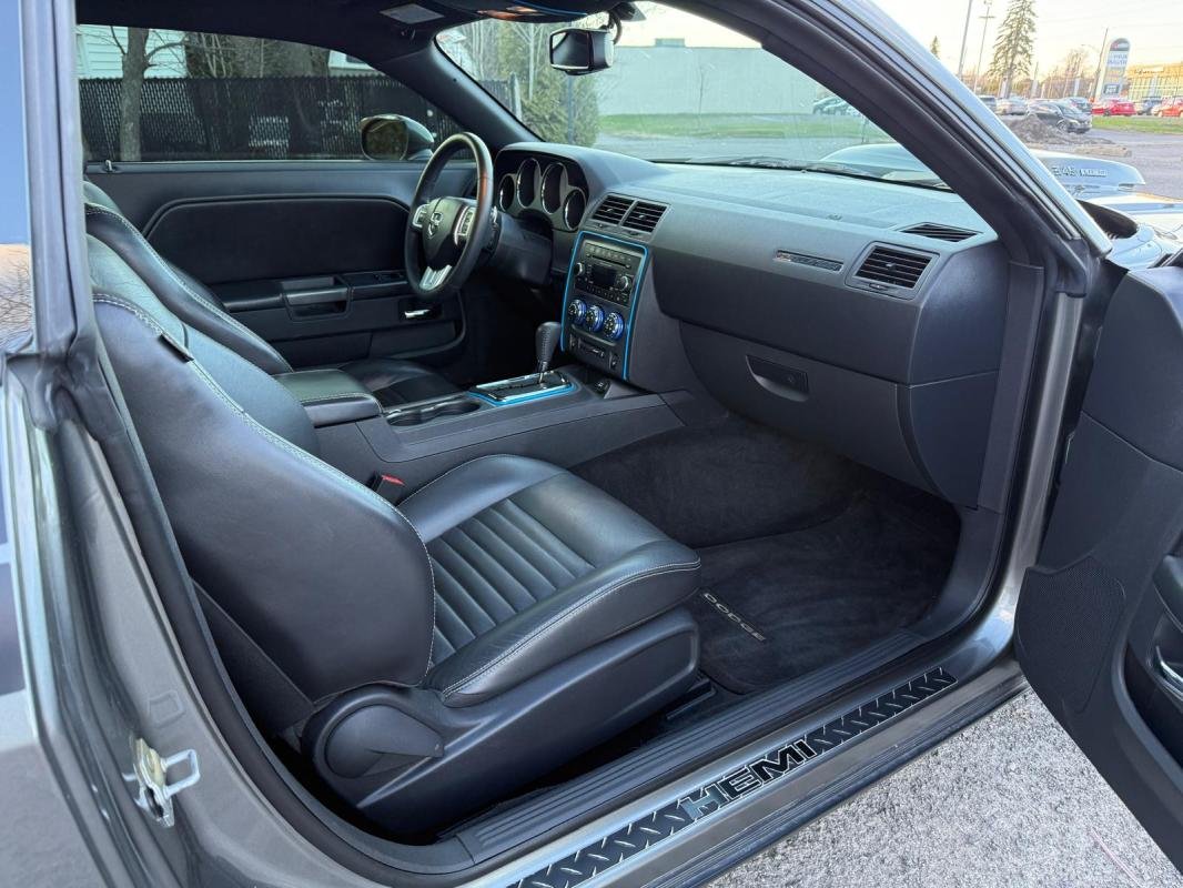 Dodge Challenger - Photo 9