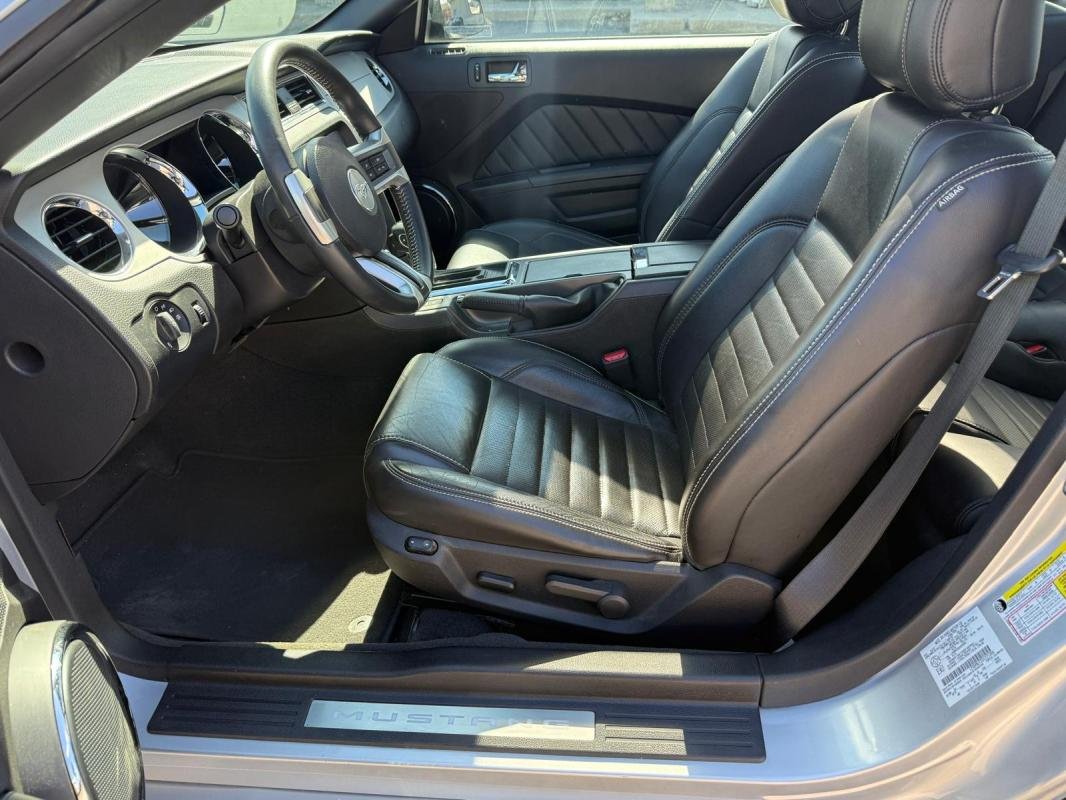 Ford Mustang - Photo 8