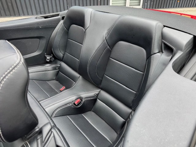 Ford Mustang Convertible - Photo 17