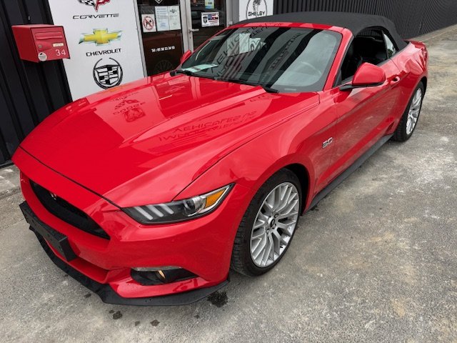 Ford Mustang Convertible - Photo 2