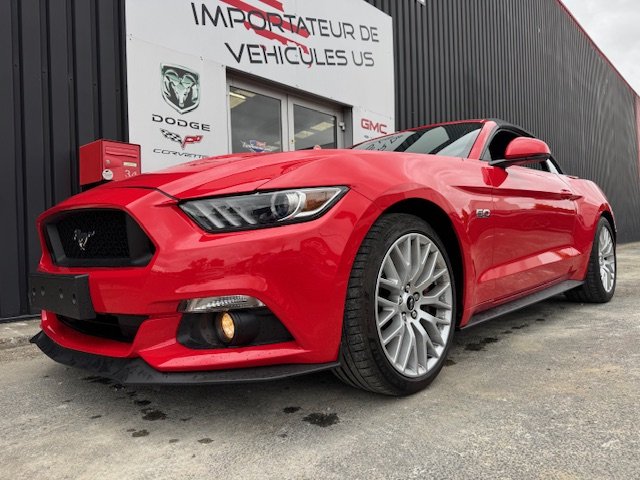 Ford Mustang Convertible - Photo 3