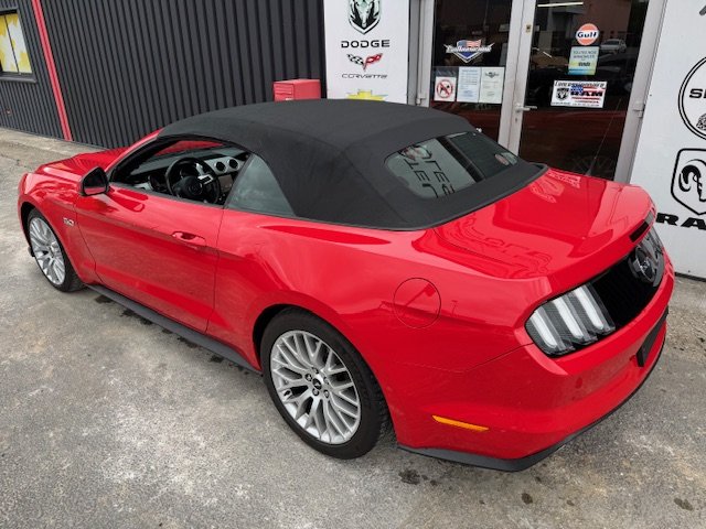 Ford Mustang Convertible - Photo 7