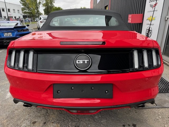 Ford Mustang Convertible - Photo 8