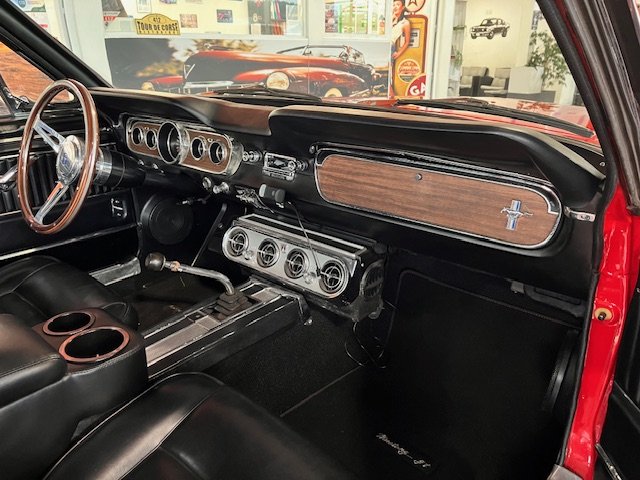 Ford Mustang - Photo 15