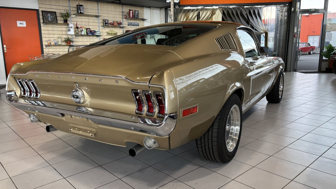 Ford Mustang - Photo 2