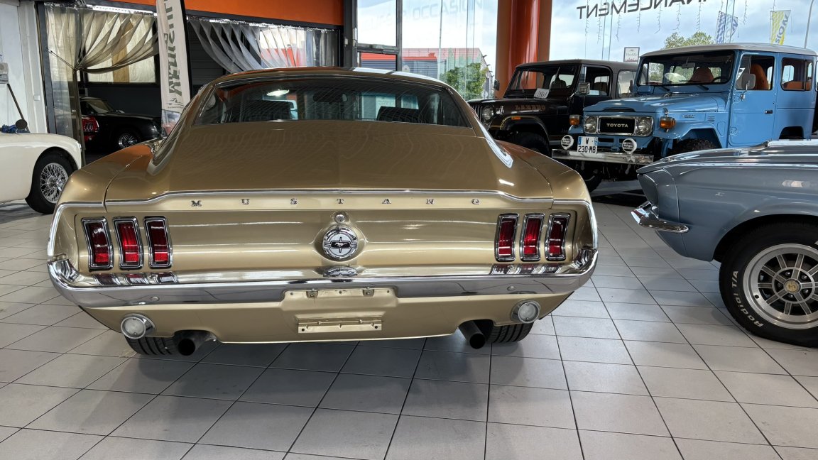 Ford Mustang - Photo 6