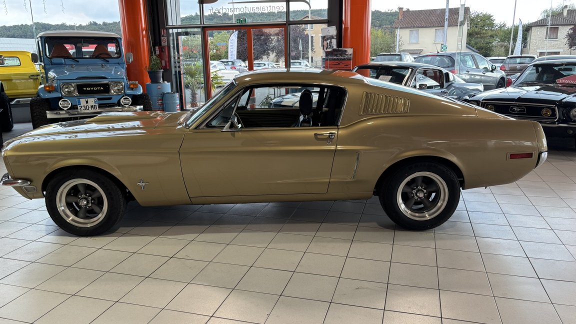 Ford Mustang - Photo 7
