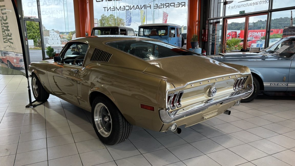 Ford Mustang - Photo 9