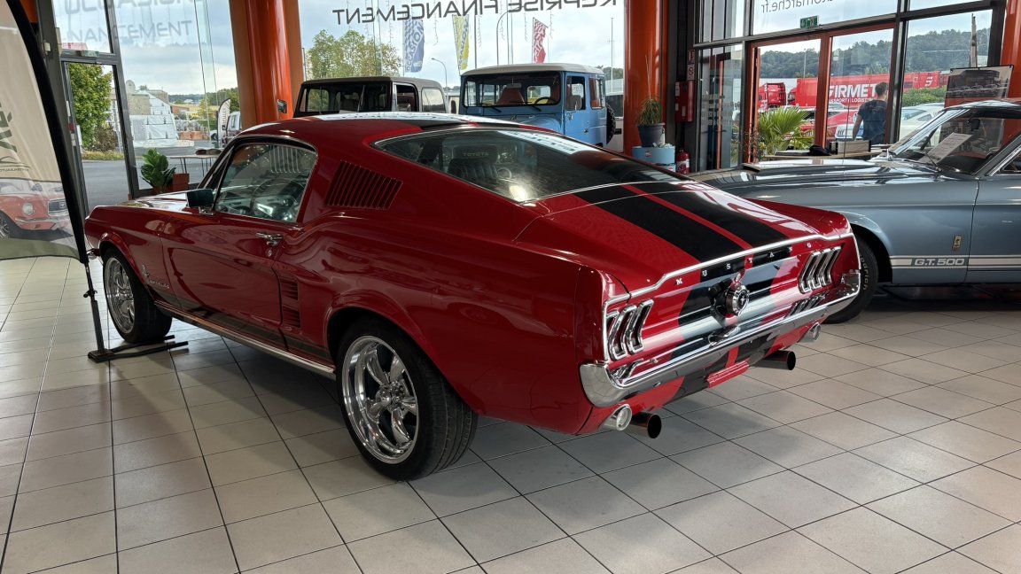 Ford Mustang - Photo 2