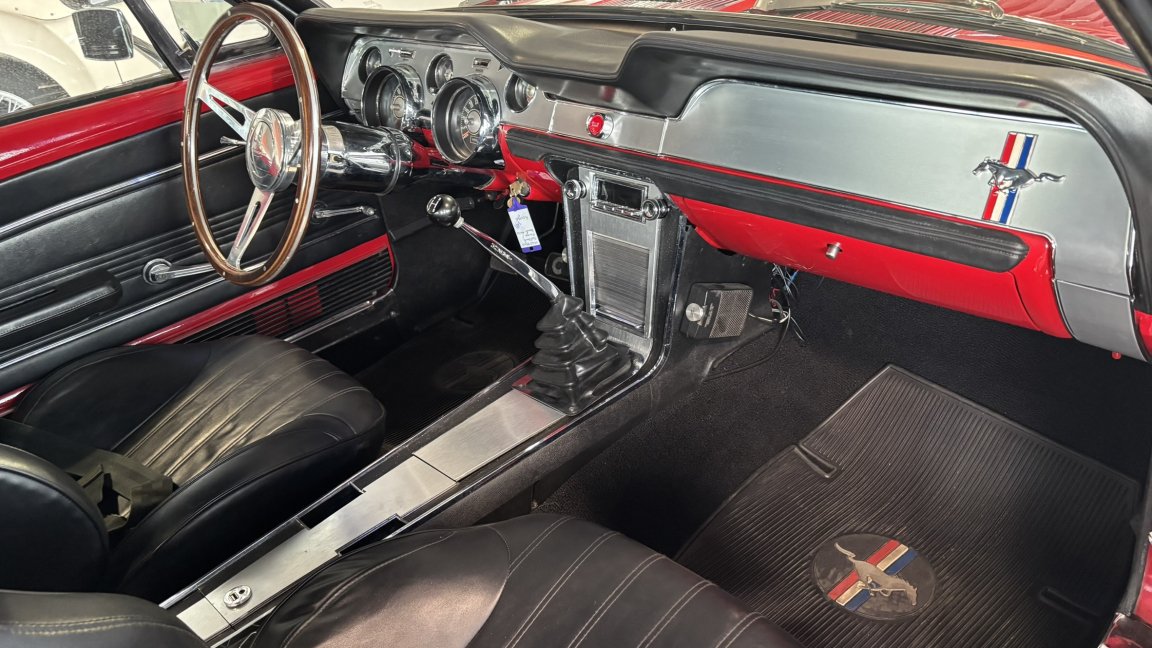 Ford Mustang - Photo 4