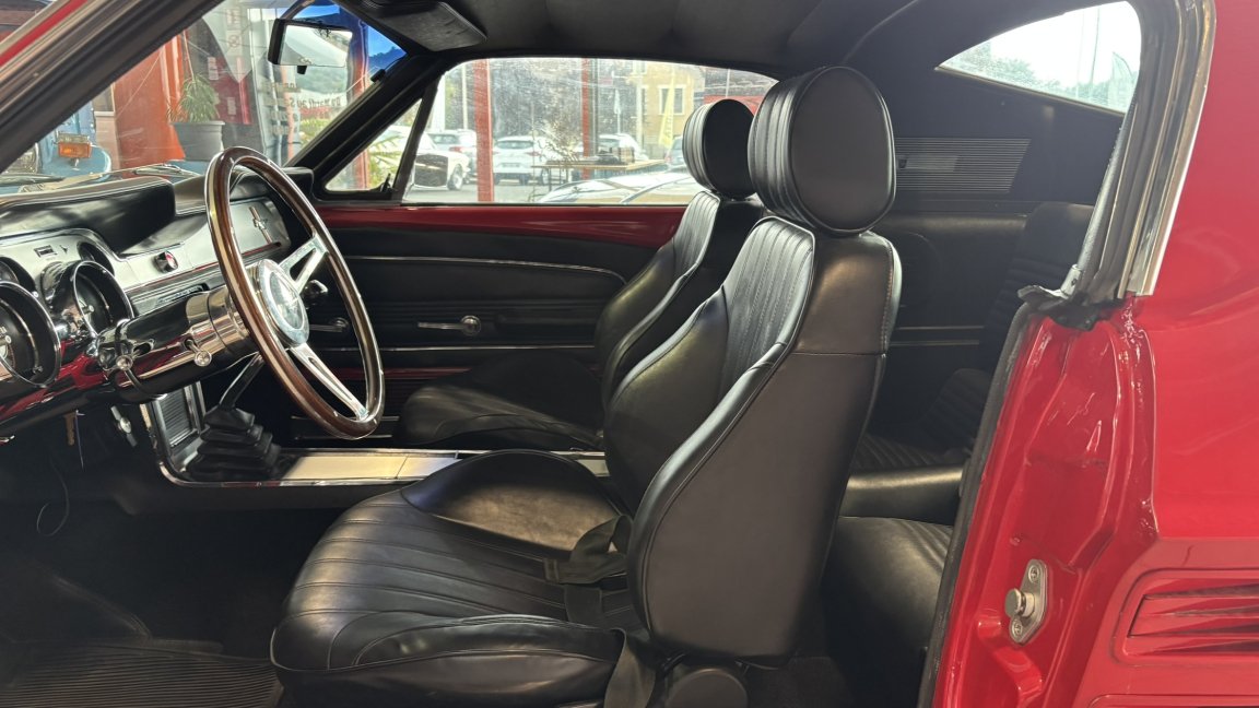 Ford Mustang - Photo 8