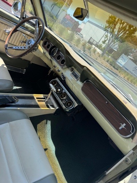 Ford Mustang - Photo 9