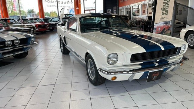 Ford Mustang - Photo 1