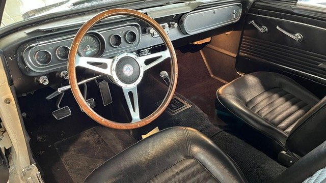 Ford Mustang - Photo 14