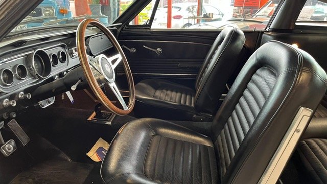 Ford Mustang - Photo 9