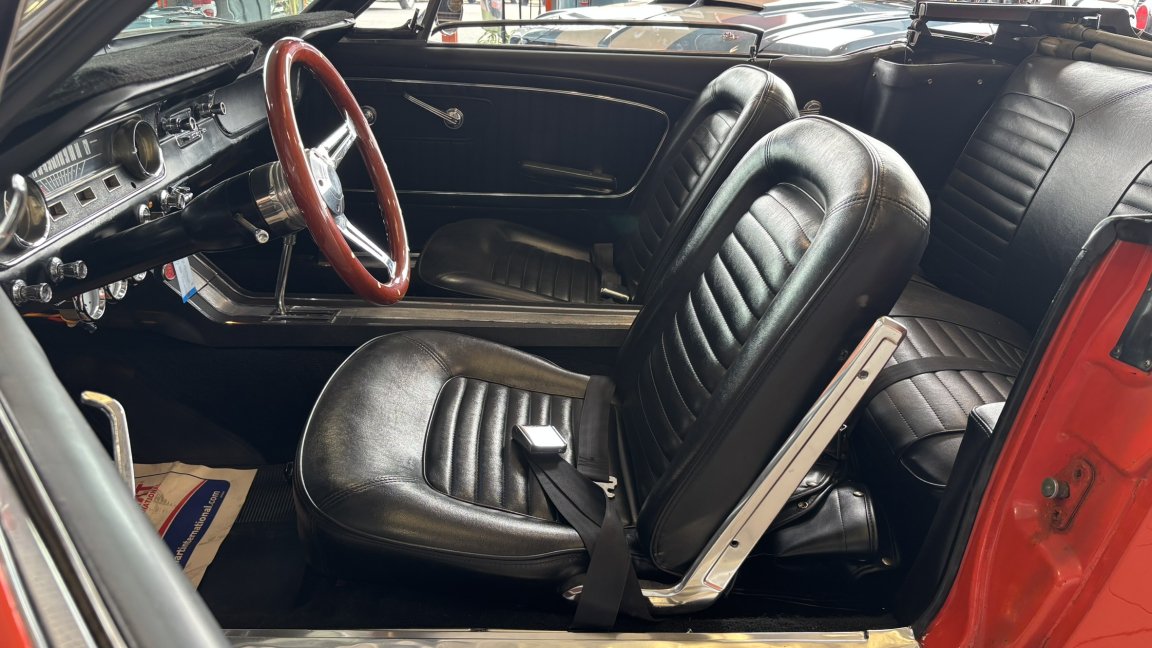 Ford Mustang - Photo 9