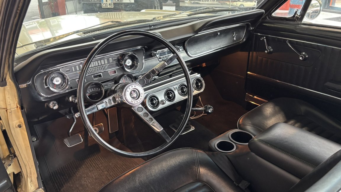 Ford Mustang - Photo 12