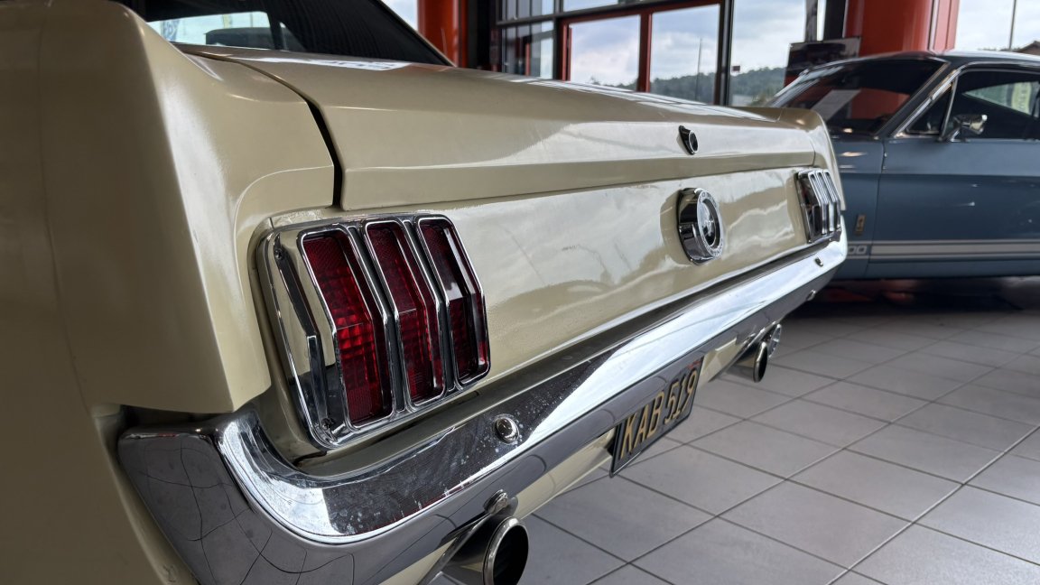 Ford Mustang - Photo 14