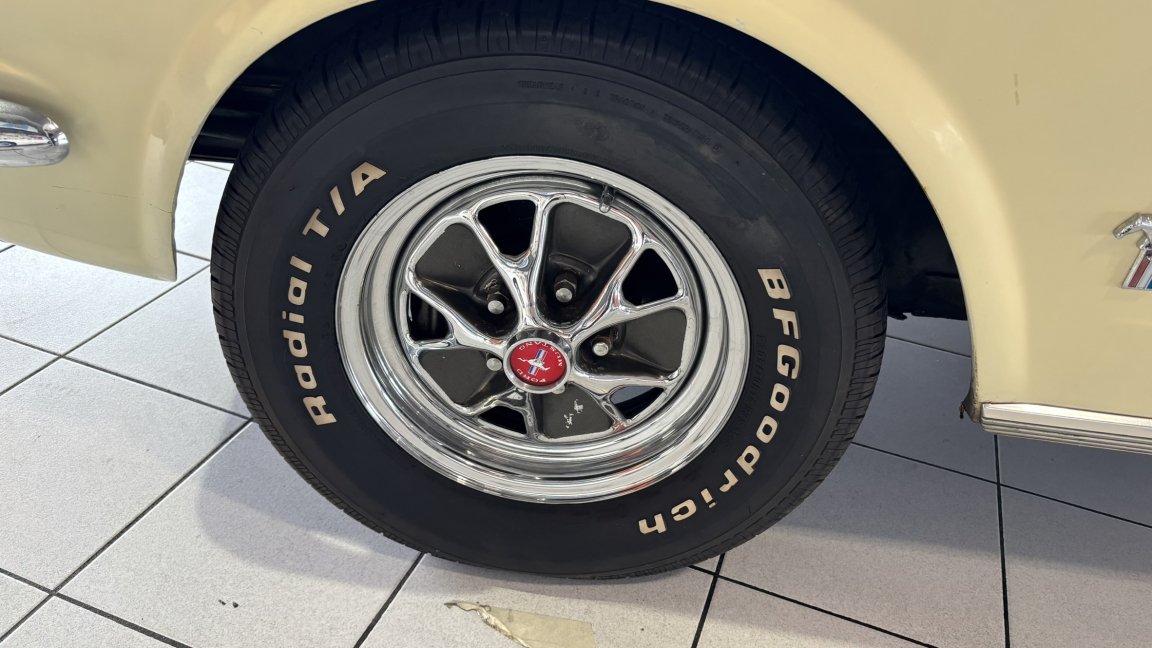 Ford Mustang - Photo 6