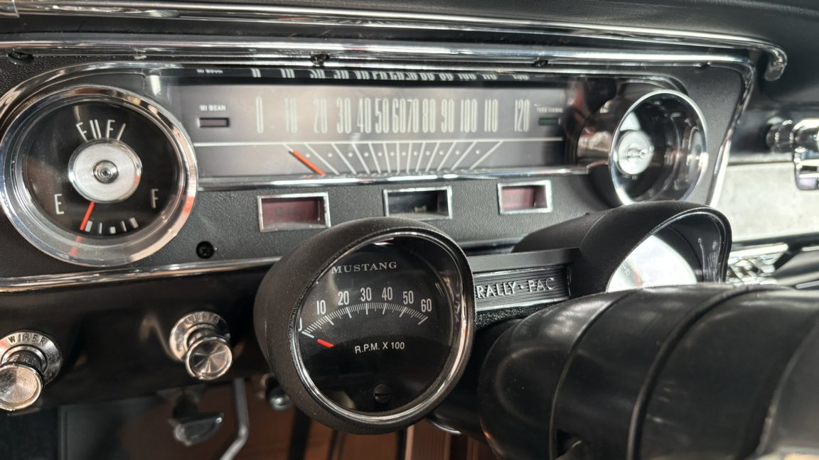 Ford Mustang - Photo 7