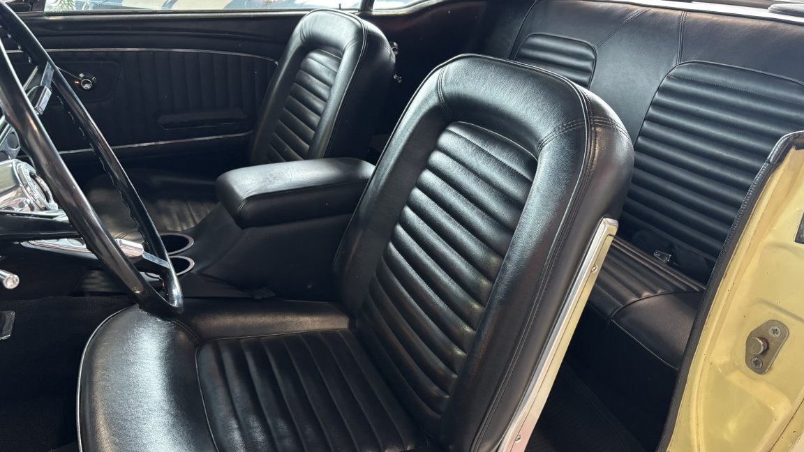 Ford Mustang - Photo 9