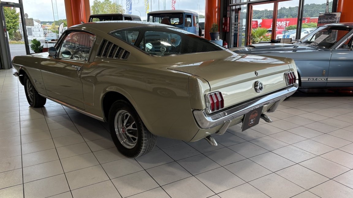 Ford Mustang - Photo 2