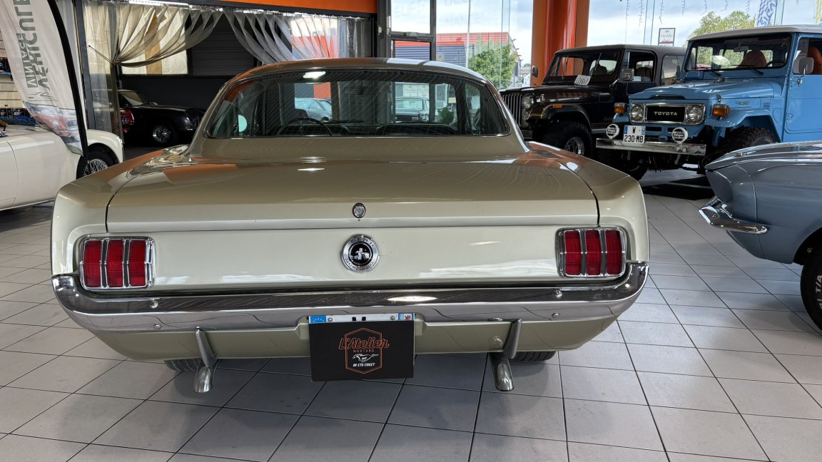 Ford Mustang - Photo 4