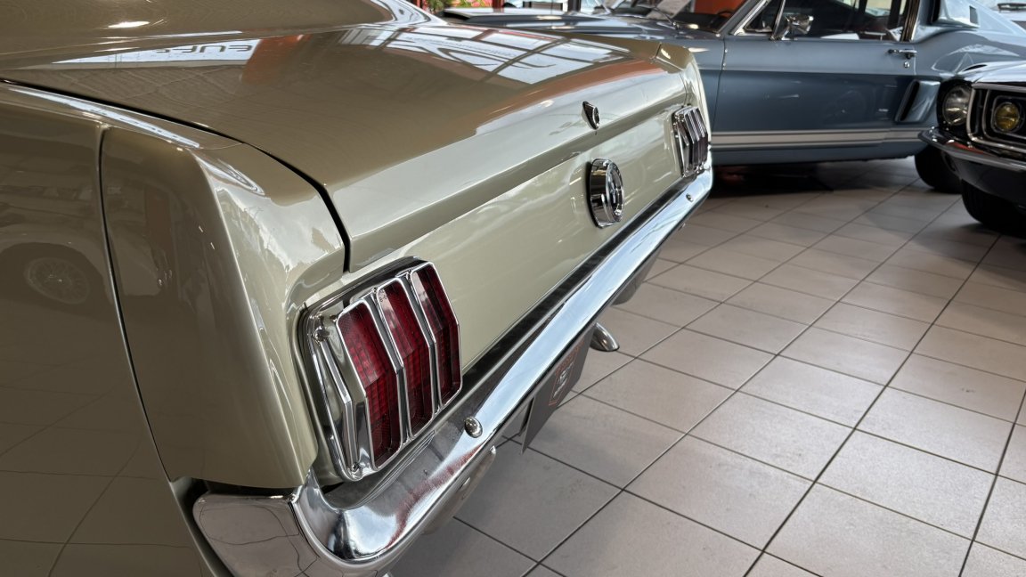 Ford Mustang - Photo 6