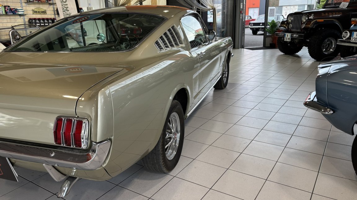Ford Mustang - Photo 9